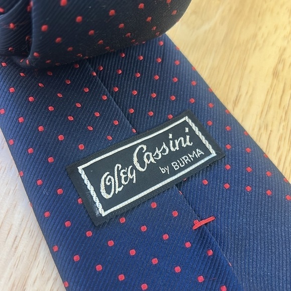 Oleg Cassini by Burma Men’s Logo Dotted Red Navy Tie - Picture 4 of 7